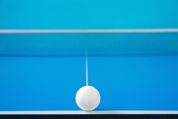 Bolas na mesa de ténis
 - Foto, Imagem