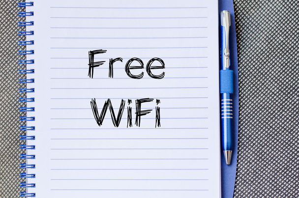 Δωρεάν Wi-Fi έννοια κείμενο σε Σημειωματάριο - Φωτογραφία, εικόνα