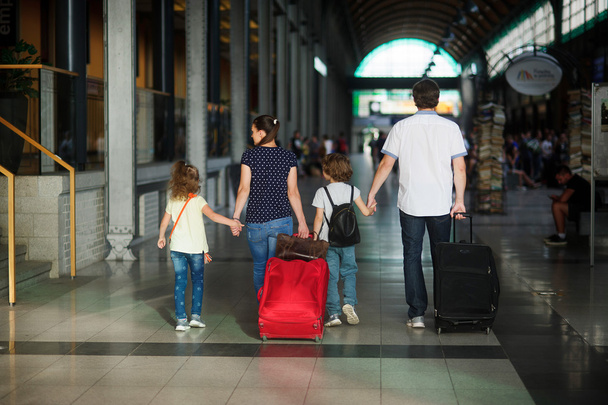 Father, mother and two children pass the waiting room at the station. - Foto, Bild