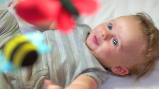 Säugling neugeborenes männliches Kind lacht in Gitterbett Wiege - Filmmaterial, Video