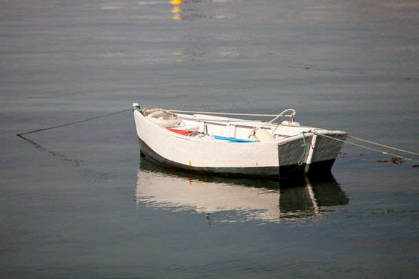 Fischerboot an der Küste festgemacht  - Foto, Bild