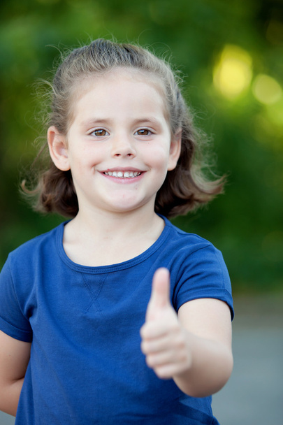 little girl showing Ok sign - Foto, afbeelding