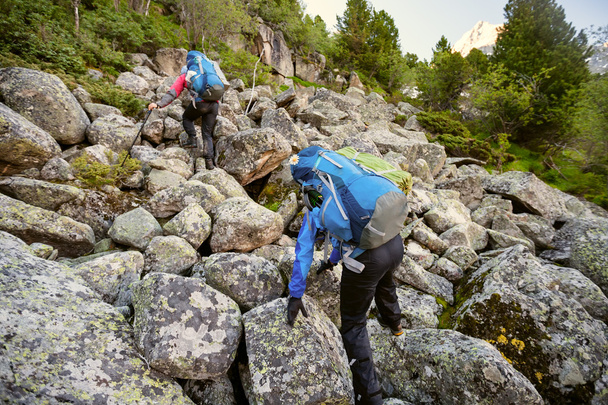Hikers are climbing rocky slope of mountain in Altai mountains,  - Foto, Imagen