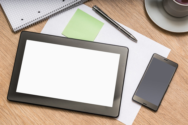 digitales Tablet auf Geschäftstisch mit weißem Bildschirm - Foto, Bild