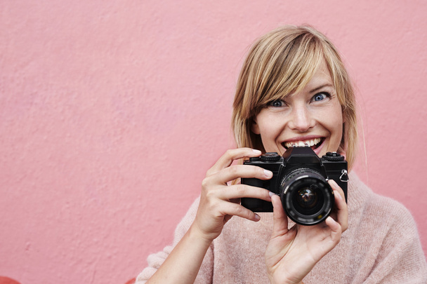 woman holding and focusing camera - Φωτογραφία, εικόνα