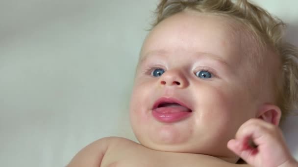 Bebé bebé feliz niño riendo en cuna cama pulgar chupando
 - Imágenes, Vídeo