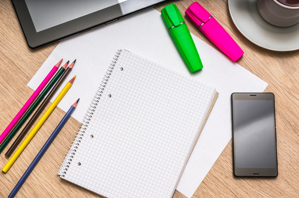 Το σημειωματάριο, κινητό τηλέφωνο, χαρτί, μολύβια και tablet στο τραπέζι - Φωτογραφία, εικόνα
