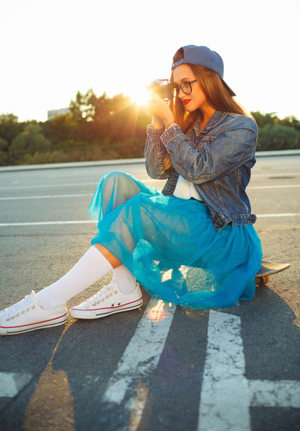 Estilo de vida de verão retrato de menina hipster com câmera velha
 - Foto, Imagem