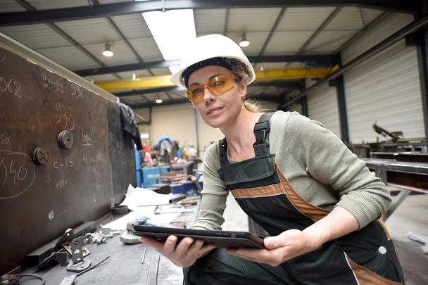 Metalworker  using tablet - Foto, imagen