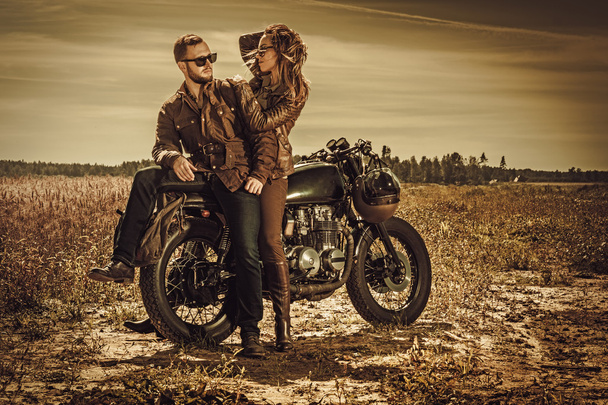 Elegante pareja de corredores de café en la motocicleta personalizada vintage
 - Foto, imagen