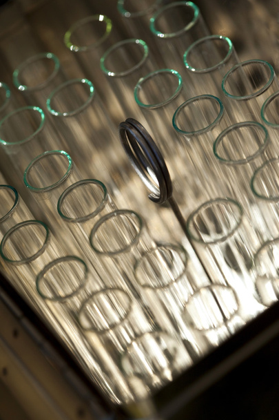 Gros plan des cylindres en verre dans un laboratoire médical
 - Photo, image