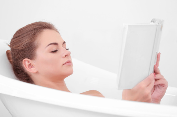 girl relaxing in bathtub    - Foto, afbeelding