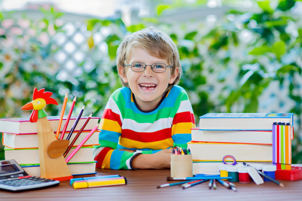 Niño de la escuela feliz con gafas y cosas de estudiantes
 - Foto, Imagen