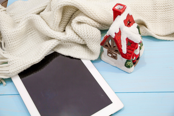 Noel süslemeleri turkuaz eski zabıt ahşap masa hazırlama kavramı. rahat örme battaniye ve kabin kavramı kış tatili. metin düz kopyalama alanı sloganı veya mesajı ile yatıyordu için yer - Fotoğraf, Görsel