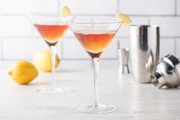 Verse huisgemaakte Manhattan cocktails met garnituur - Foto, afbeelding