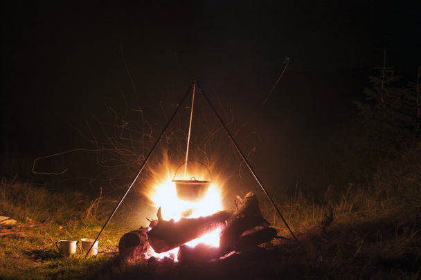 Campinggeschirr - Topf auf dem Feuer auf einem Outdoor-Campingplatz bei  - Foto, Bild