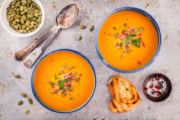 カボチャの種、ベーコンとバジルの自家製秋バター スカッシュのスープ - 写真・画像