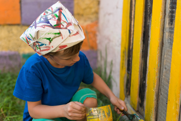 Fiú végez Festő munkák paint szabadban nyári - Fotó, kép