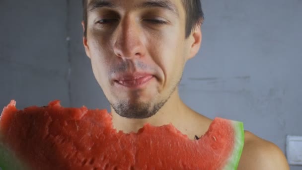 man with relish eating watermelon - Footage, Video
