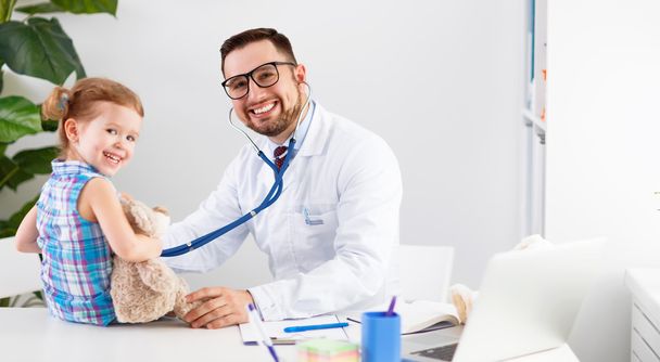 freundliche glückliche männliche Arzt Kinderarzt mit geduldigem Kind Mädchen - Foto, Bild
