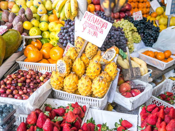 Pitahaya's fruit op de markt - Foto, afbeelding