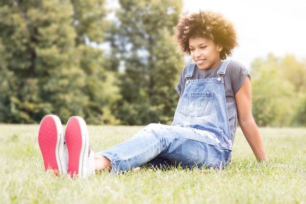 Young african american girl posing outdoor. - Zdjęcie, obraz