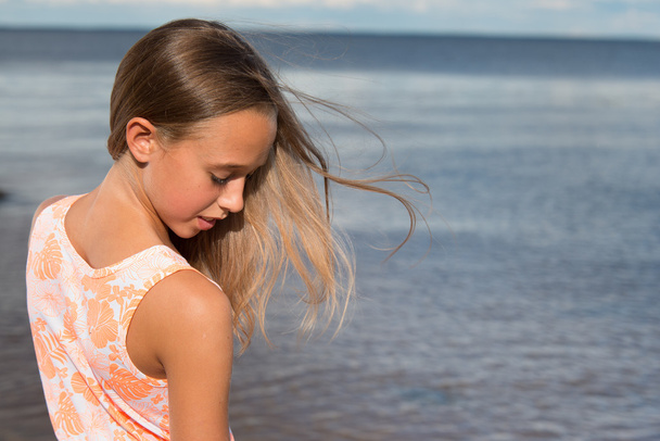 όμορφη έφηβος κορίτσι κοντά στη θάλασσα - Φωτογραφία, εικόνα