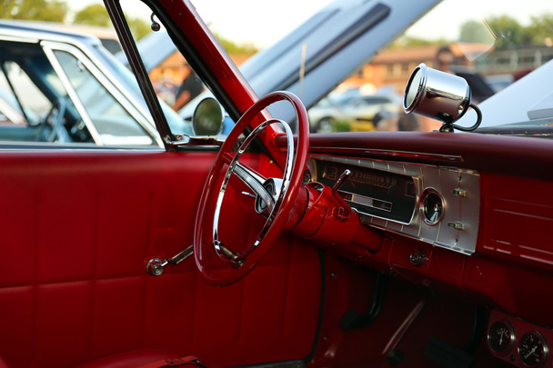 класичний ретро вінтажний червоний автомобіль. Інтер'єр автомобіля
 - Фото, зображення