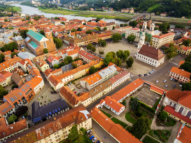 Kaunas, Litouwen: antenne boven bekijken van de oude stad - Foto, afbeelding