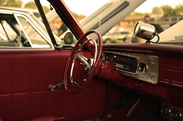 クラシック レトロ ビンテージ赤い車。車のインテリア - 写真・画像