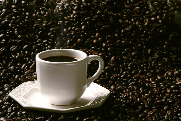 Káva v šálku s kávová zrna a okolí - Fotografie, Obrázek