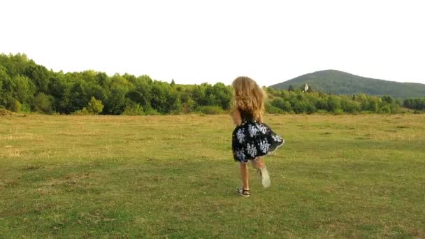 Κοριτσάκι τρέχει μακριά - Πλάνα, βίντεο
