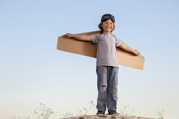 boy with cardboard boxes of wings - Фото, зображення