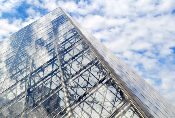 Famous Louvre Museum Pyramid made of glass with reflections of blue sky and clouds - Valokuva, kuva