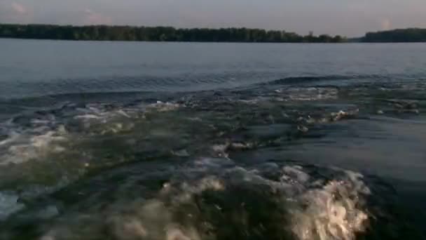Boot wakker met Val bewegen op water - Video