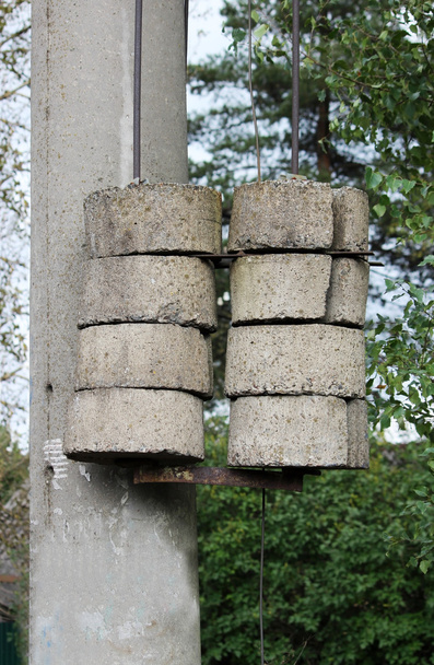 Demiryolu yakınındaki bir direkte beton kontra ağırlıklı tren kabloları - Fotoğraf, Görsel