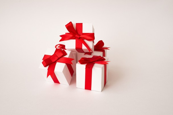 White gift box with red ribbon bow. clipping path - Fotografie, Obrázek