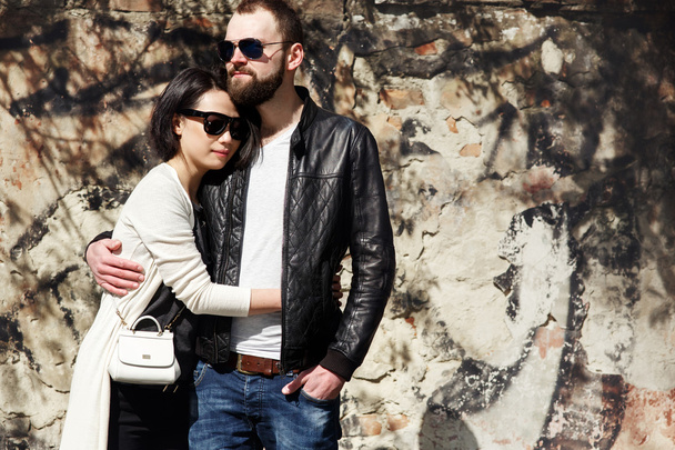 couple à la mode dans les lunettes de soleil
 - Photo, image