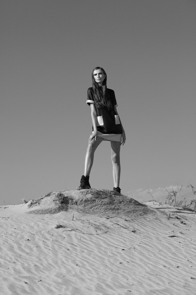 Творческий выстрел в пустыне. Красивая сексуальная девушка в черном платье. T
 - Фото, изображение