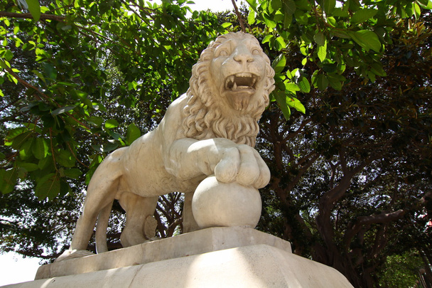 Ревущая скульптура льва, сделанная из камня
 - Фото, изображение