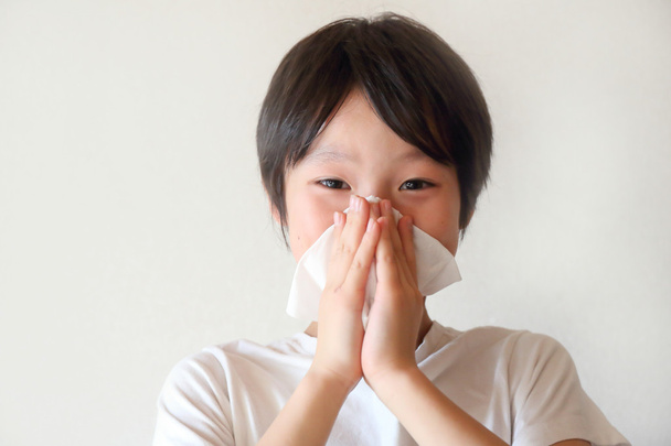 Ребенок кусает нос
 - Фото, изображение