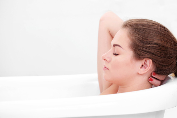girl relaxing in bathtub - Фото, изображение