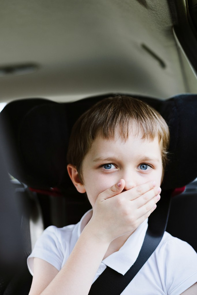 Lapsi kärsii matkapahoinvoinnista autossa
 - Valokuva, kuva