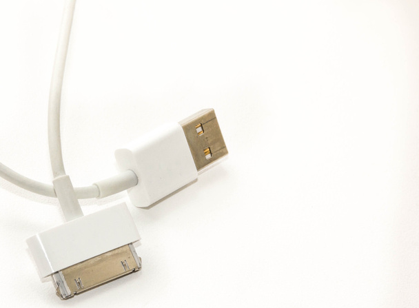 Cable de carga USB móvil de alambre blanco. 2 adaptador de enchufes de carga de teléfono móvil diferentes de USB aislado en fondo blanco
 - Foto, imagen