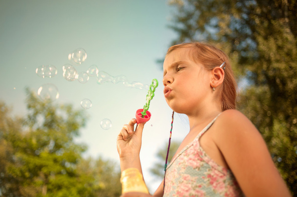  petite fille soufflant des bulles de savon dans le parc d'été
 - Photo, image