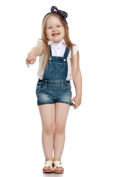 Little girl in denim shorts - 写真・画像