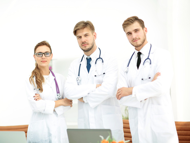 Portrait of group of smiling hospital colleagues standing togeth - Foto, Bild