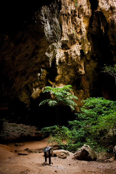 Красива кам'яна печера з вище світла
. - Фото, зображення
