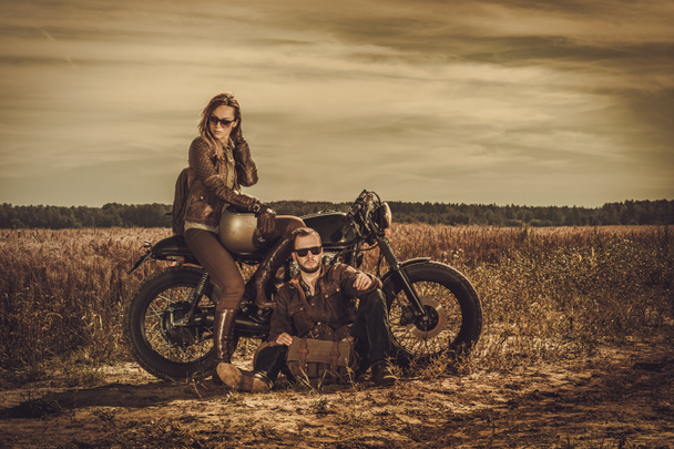 Elegante cafe racer coppia sulla moto vintage personalizzato
 - Foto, immagini