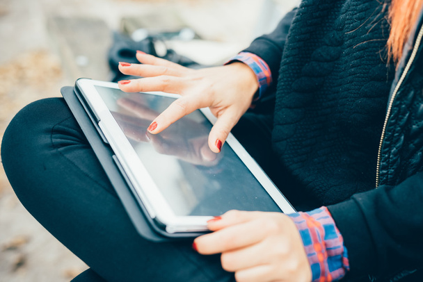 Jeune femme utilisant une tablette  - Photo, image
